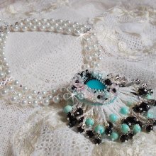 Collier Océane brodé avec un cabochon poire Aquamarine à laquelle s'ajoute des perles nacrées, cristaux, Argent 925, cuir, perles rondes lisses et rocailles aux couleurs de la mer, un style marin